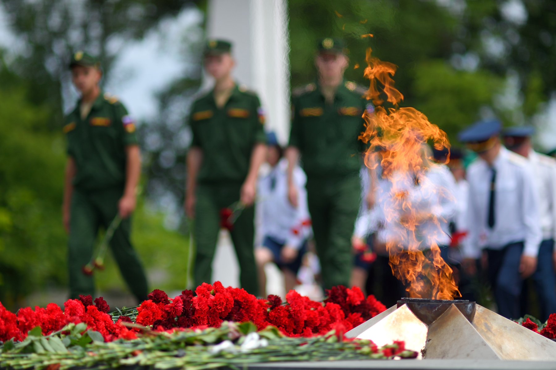 22 июня россия 1. День памяти и скорби. 22 Июня день памяти и скорби. Вечный огонь Майкоп. Начало войны возложение цветов.